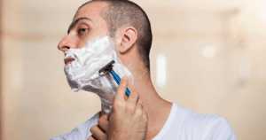 Scheren is een veelvoorkomende oorzaak van roodheid in het gezicht bij mannen