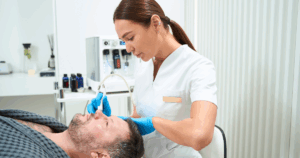 Een aardbeineus kan behandeld worden middels dermabrasie